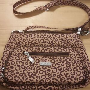 Baggallini crossbody shoulder bag clutch animal leopard print